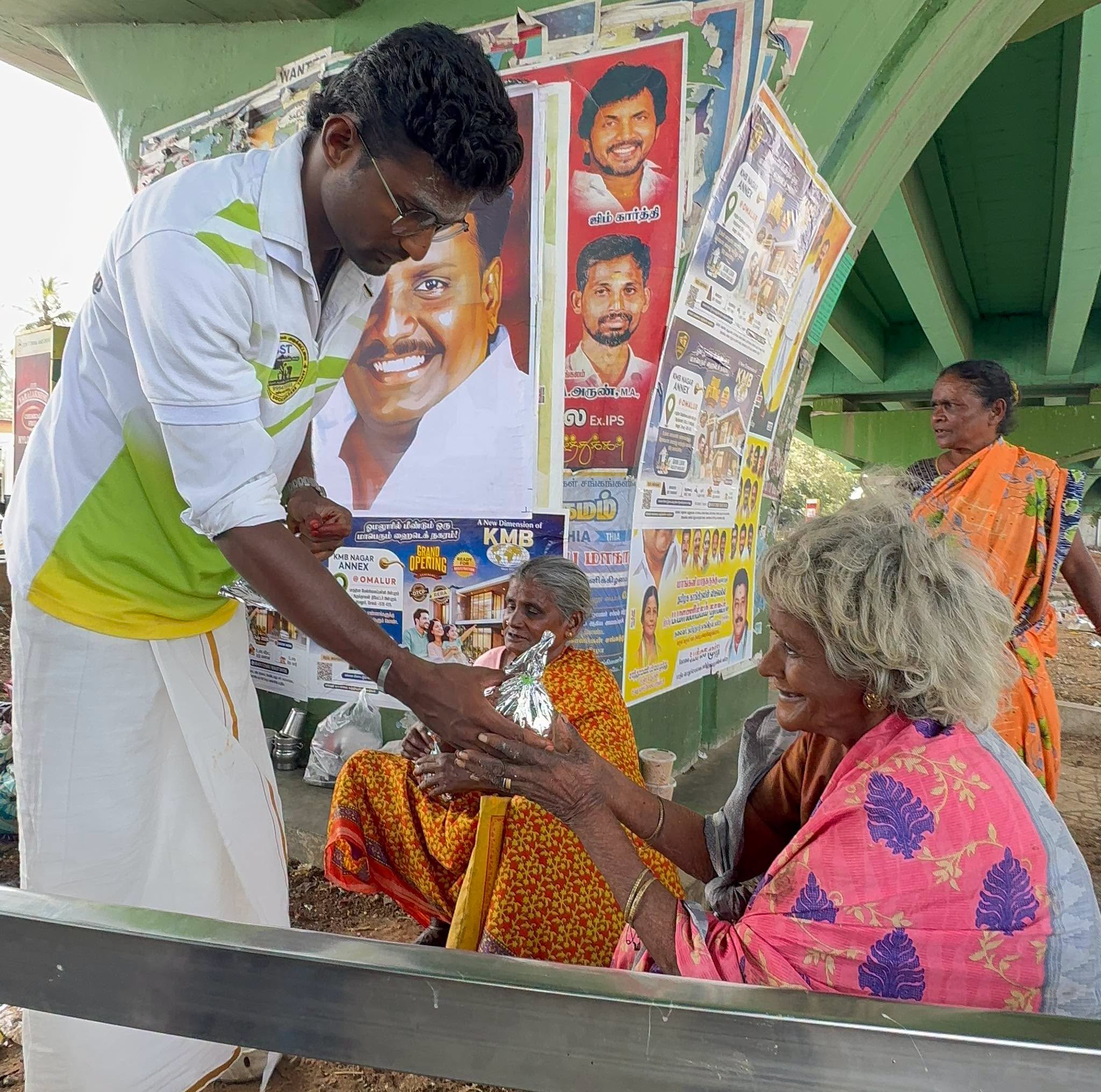 அம்மாவாசை தின அன்னதானம் – சாலையோர முதியவர்களுக்கு அன்புடன் மதிய உணவு வழங்கிய தர்ஷன் & நிதிக்சா குடும்பம்